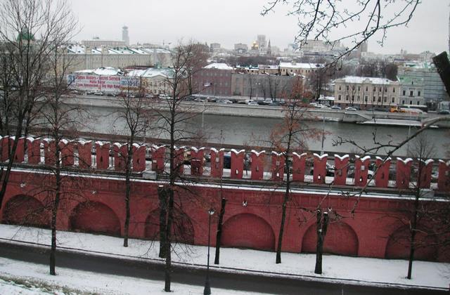 Moscow River from inside Kremlin walls, Dec 2007
